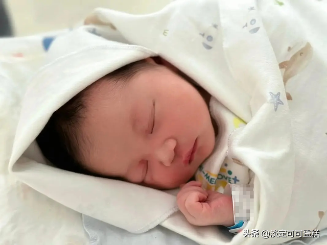 27岁安徽女孩不交男友,每晚抱着23岁的亲弟睡觉,扬言要过一辈子