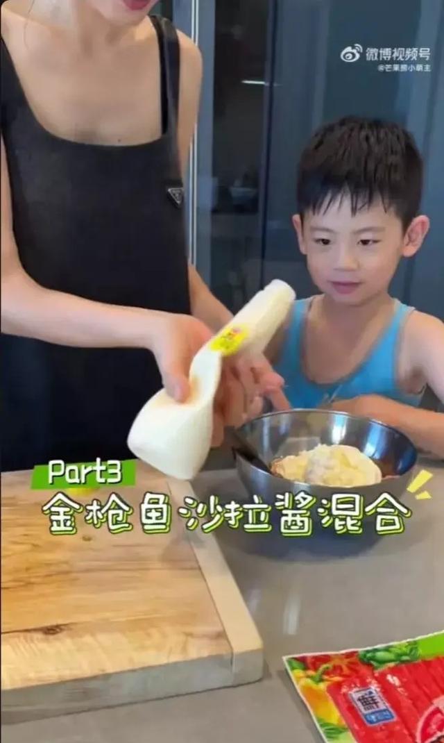 韩流妈妈秋瓷炫秀厨艺,6岁儿子变身小厨神,跨国美食引热议