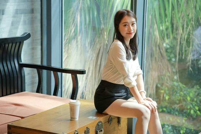沙发上的性感丝袜高跟模特小婕