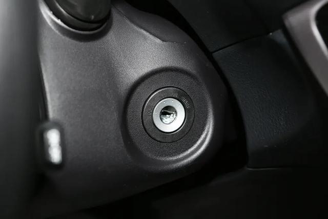 称职的家用代步车，油耗低至4.9L，售价8.78万元，丰田YARiS L致享