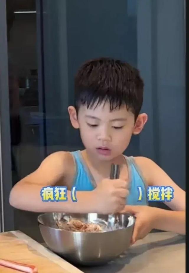 韩流妈妈秋瓷炫秀厨艺,6岁儿子变身小厨神,跨国美食引热议