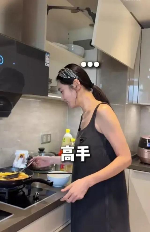 韩流妈妈秋瓷炫秀厨艺，6岁儿子变身小厨神，跨国美食引热议