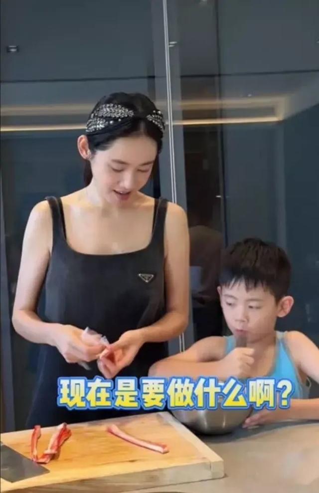 韩流妈妈秋瓷炫秀厨艺,6岁儿子变身小厨神,跨国美食引热议