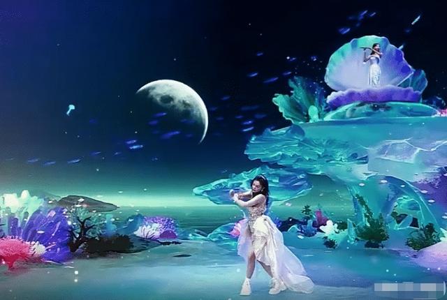 程潇跳舞一半脚崴了,美女倒地表情太真实,内娱太卷女偶像太拼