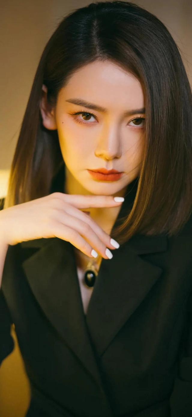 100个美女高清写真|酷酷超幸福的戚薇