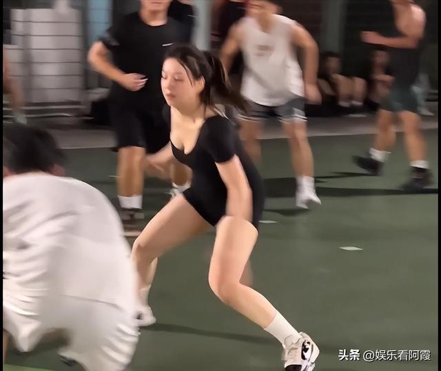 上海一美女穿低胸紧身装打球,晃晕全场男生,网友:篮球也能擦边