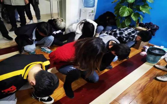美女直播卖玉石,警察突然闯进来了