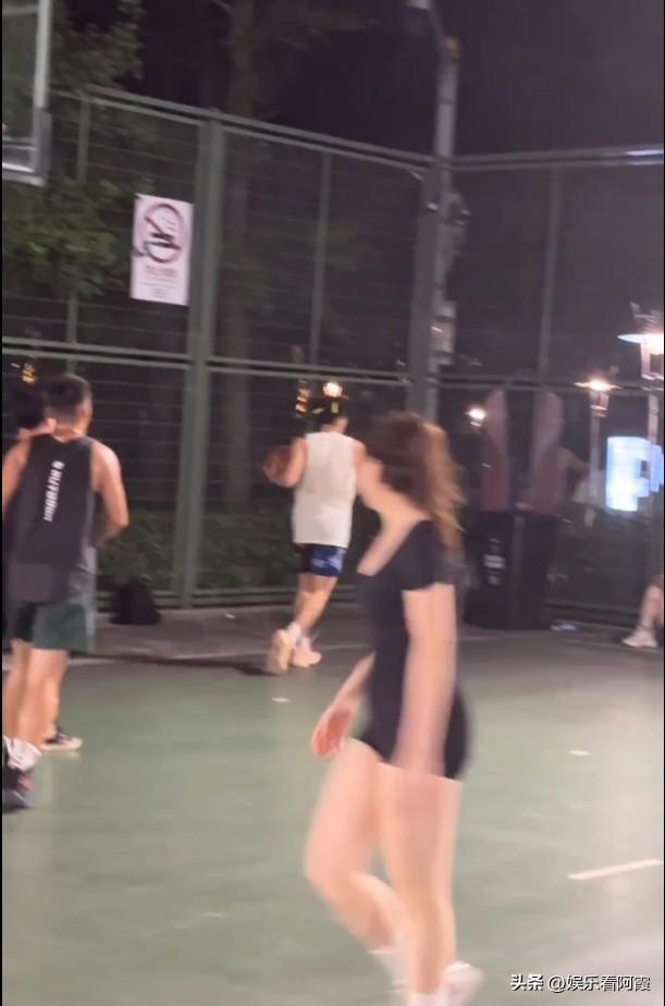 上海一美女穿低胸紧身装打球,晃晕全场男生,网友:篮球也能擦边