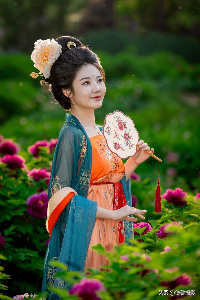 牡丹花开国色天香，花中美女楚楚动人