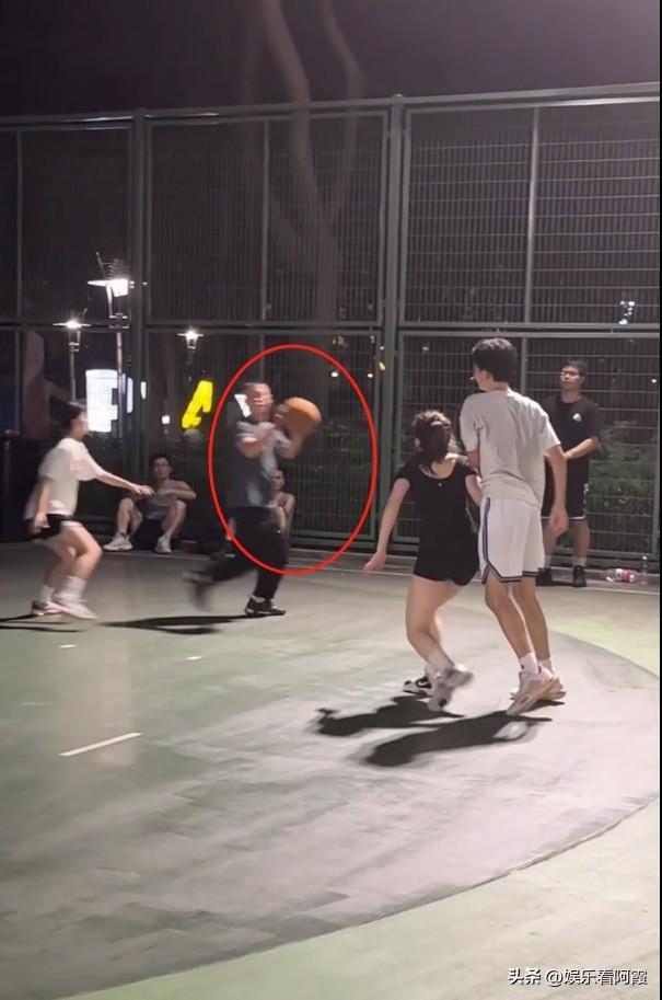 上海一美女穿低胸紧身装打球,晃晕全场男生,网友:篮球也能擦边