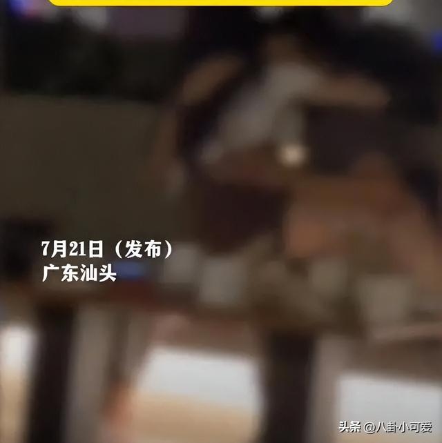 女子在咖啡店与男友激情亲吻,尺度大到被店家拉黑,怒给差评报警