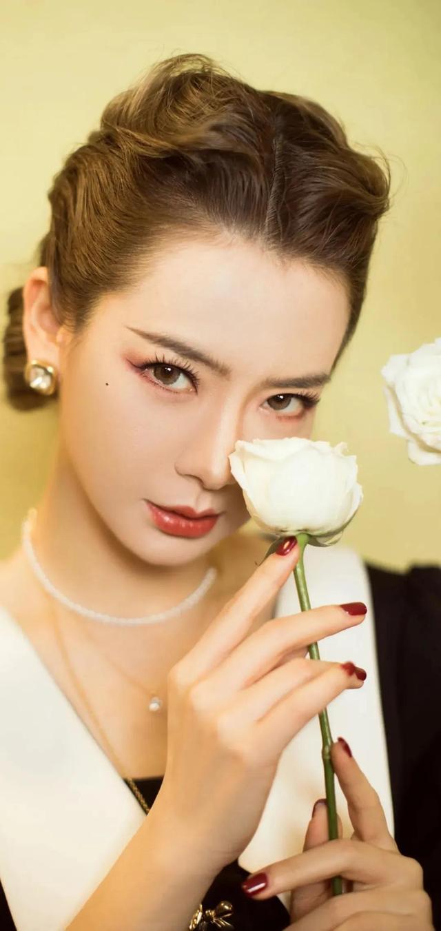 100个美女高清写真|酷酷超幸福的戚薇