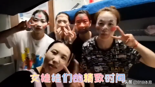 萌翻!跳水冠军王涵大巴上捏脸张家齐,肉肉的小脸蛋嫩得能掐出水