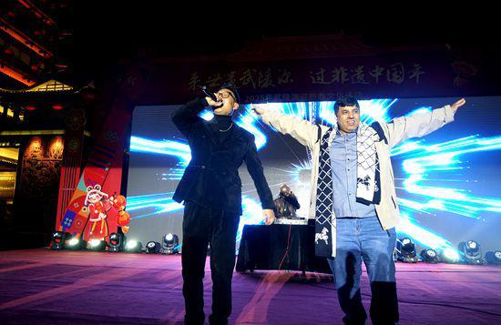 张家界武陵源景区：篝火电音派对点燃激情 狂欢盛宴氛围感拉满