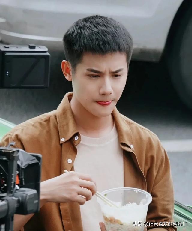 今天来说说宝藏男孩:郑业成,阳光帅气十足大男孩!