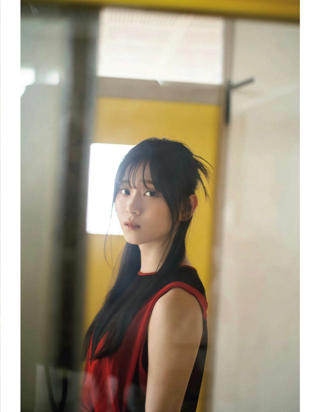 樱坂46山下瞳月,寂静之中展现美丽