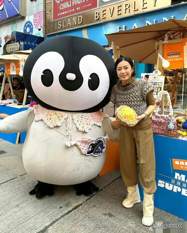 百亿富婆变朴实太太，甘比已不稀罕大牌，爱穿自己织的毛衣