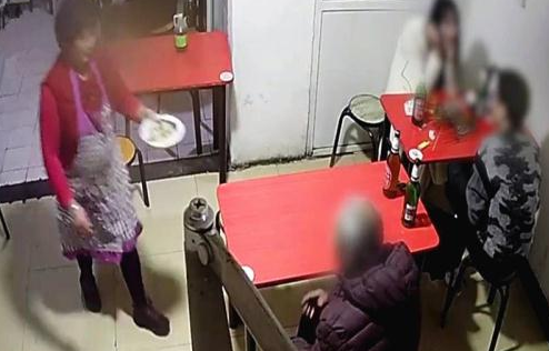 痴呆老人喊饿,老板娘送他碗馄饨,老人才吃两口,老板娘立即报警