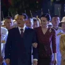 泰王为新牌楼揭幕,“华人王后”苏提达很骄傲,挽住丈夫笑靥如花