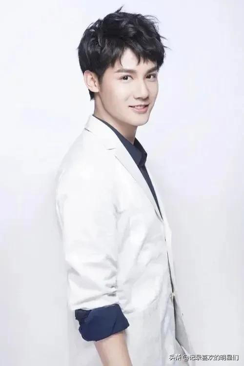 今天来说说宝藏男孩:郑业成,阳光帅气十足大男孩!