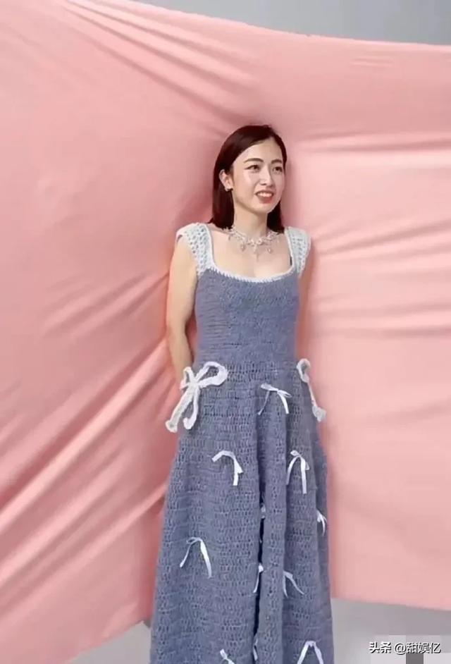 百亿富婆变朴实太太，甘比已不稀罕大牌，爱穿自己织的毛衣