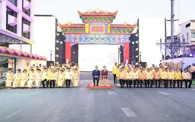 泰王为新牌楼揭幕,“华人王后”苏提达很骄傲,挽住丈夫笑靥如花