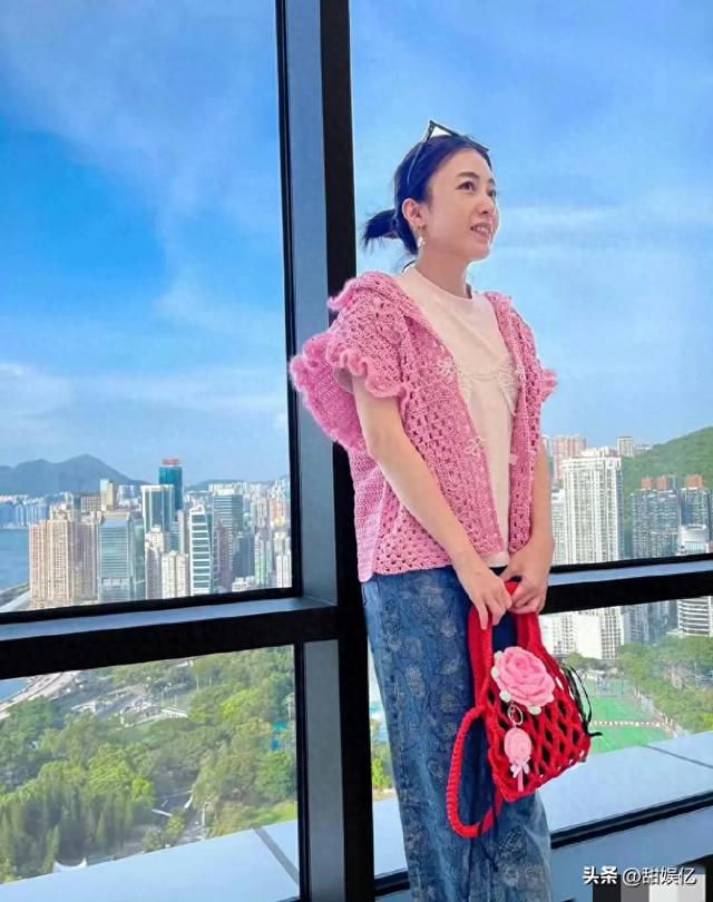 百亿富婆变朴实太太，甘比已不稀罕大牌，爱穿自己织的毛衣