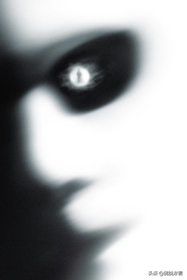 《透明人魔》别人看不见你时,就可以为所欲为的惊悚电影