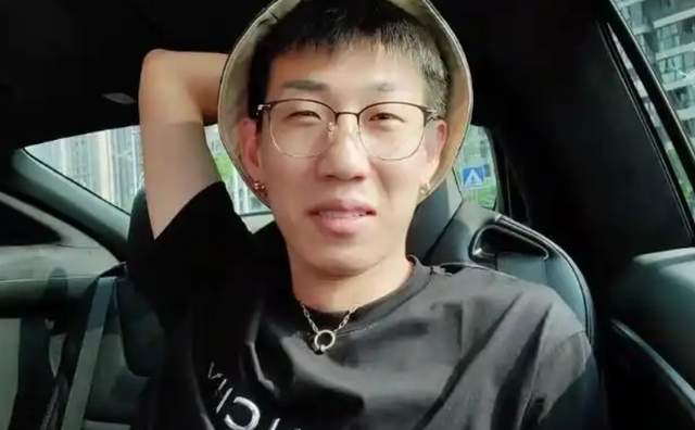 在石邀请冯提莫一起直播,拿出当年早期黑照,问她为什么差这么多