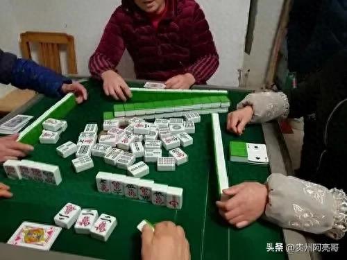 那夜他撇下表嫂，来到楼上，钻进我的被窝，却流了泪