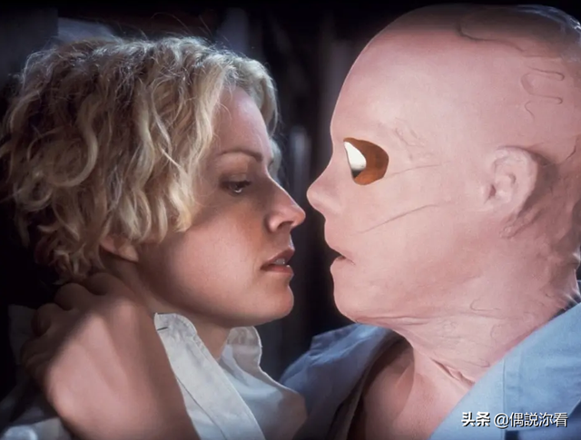 《透明人魔》别人看不见你时,就可以为所欲为的惊悚电影