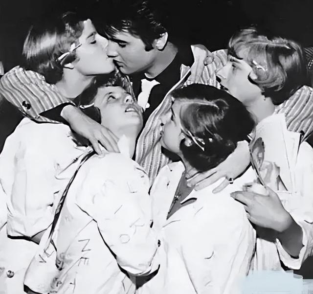 猫王:睡过3000个女人,妻子生下女儿就失宠,38岁离婚,42岁猝死