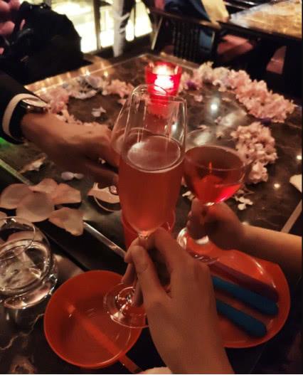 张梓琳晒母女合照,3岁女儿已和妈妈腰一样高了,网友:好基因