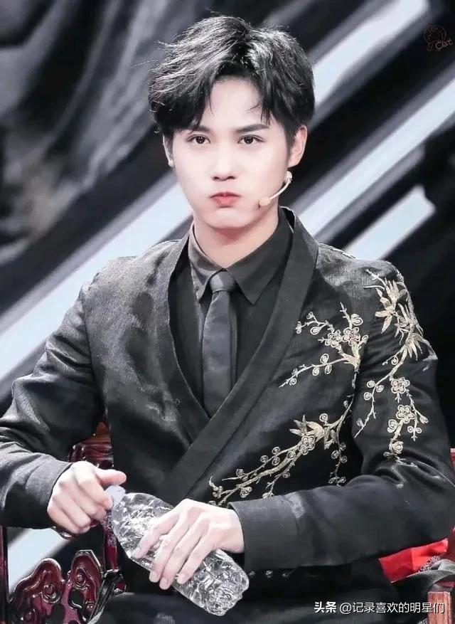 今天来说说宝藏男孩:郑业成,阳光帅气十足大男孩!