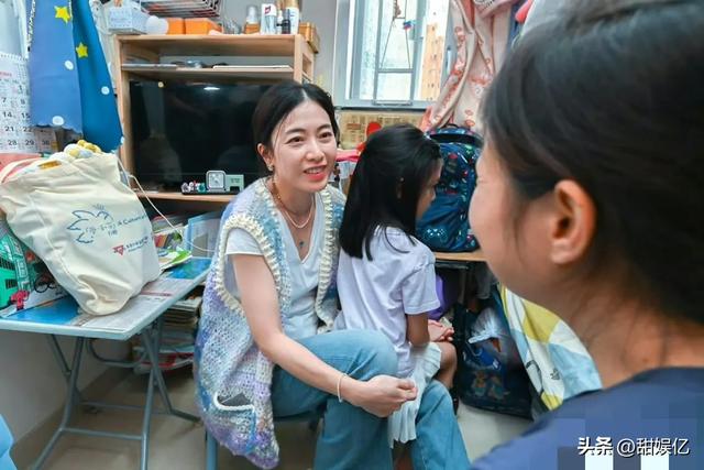 百亿富婆变朴实太太，甘比已不稀罕大牌，爱穿自己织的毛衣