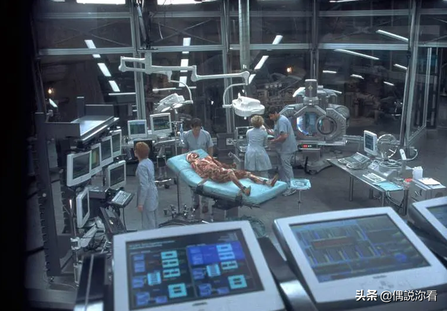 《透明人魔》别人看不见你时,就可以为所欲为的惊悚电影