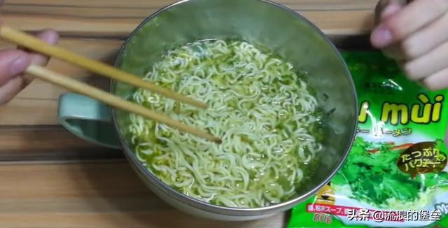 被誉“世界最难吃”的6大泡面，吃一口“灵魂出窍”，让吃货痛哭