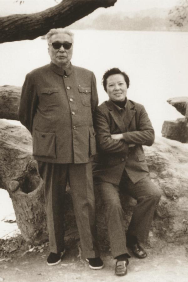 现场|谢稚柳陈佩秋文献展:大千曾赠牛耳笔,二人合作八犬图