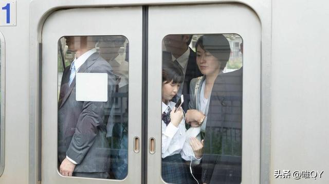 日本电车痴汉愈加疯狂!围住受害者直接扒内衣,还有女装猥亵男人