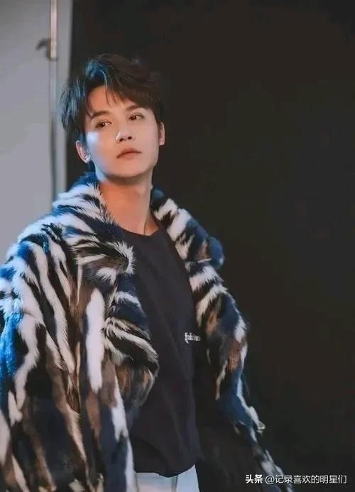 今天来说说宝藏男孩:郑业成,阳光帅气十足大男孩!