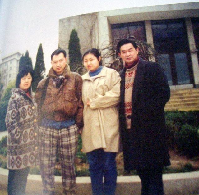 歌手高枫：刚爆红就在北京悲情离世，他父母20年的坚持让人泪目