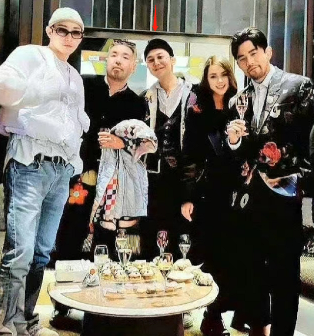 周杰伦近照瘦了!与梅西、权志龙等大咖合影曝光,天王气场不输
