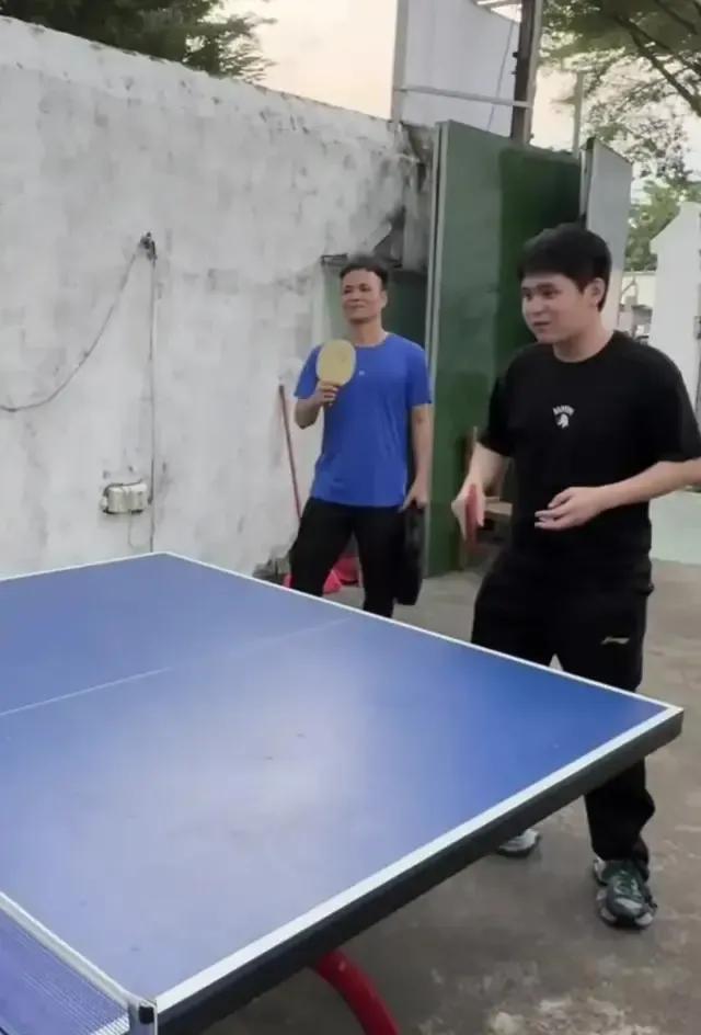 林诗栋回海南在妈妈的饭店帮忙 终于可以吃到家里的饭啦