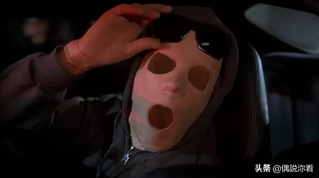 《透明人魔》别人看不见你时,就可以为所欲为的惊悚电影