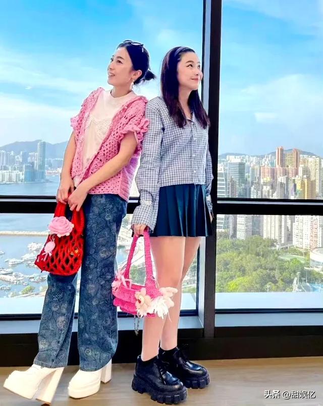 百亿富婆变朴实太太，甘比已不稀罕大牌，爱穿自己织的毛衣