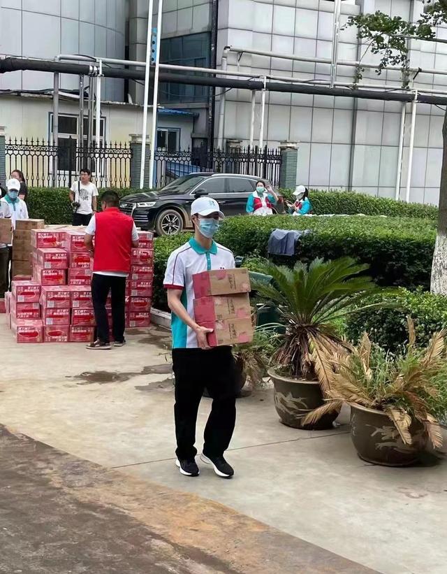 韩红、王一博现身河南巩义:我们送来了救援物资,绝不会袖手旁观