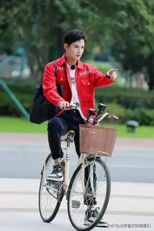 今天来说说宝藏男孩:郑业成,阳光帅气十足大男孩!