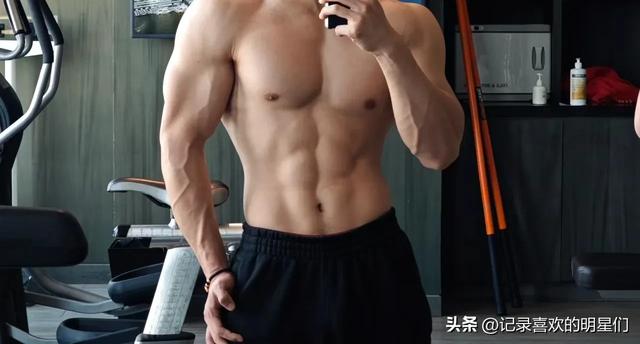 今天来说说宝藏男孩:郑业成,阳光帅气十足大男孩!