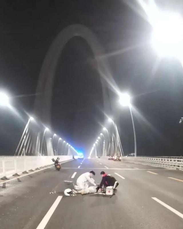 网上相识后，女子觉得摩托帅想坐一下，从后座突然坠地后被撞身亡