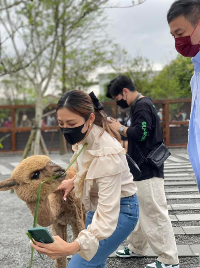 46岁何润东罕秀恩爱,39岁妻子颜值高,结婚6年无子仍想自然怀孕